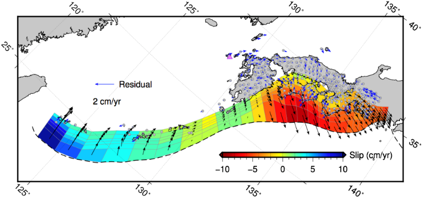 地殻変動データのインバージョンによって得られた琉球海溝−南海トラフのすべり速度余剰／欠損分布